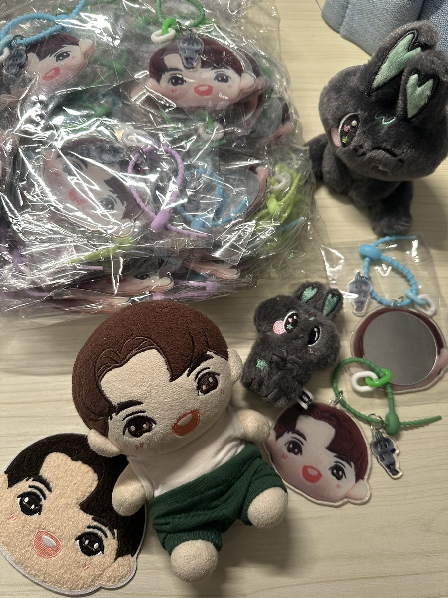 We’re here again with our 2nd round of GAs! 
With the same big head of our fav little win😚this time it’s a little hand mirror &amp; a tiny Metaa. CU on 14/3 for win’s fm!

今回のGAはまたウィンちゃんの頭にしました！良かったら貰ってください！
大阪に！

#JustYouandWin1stsoloFMinOsaka