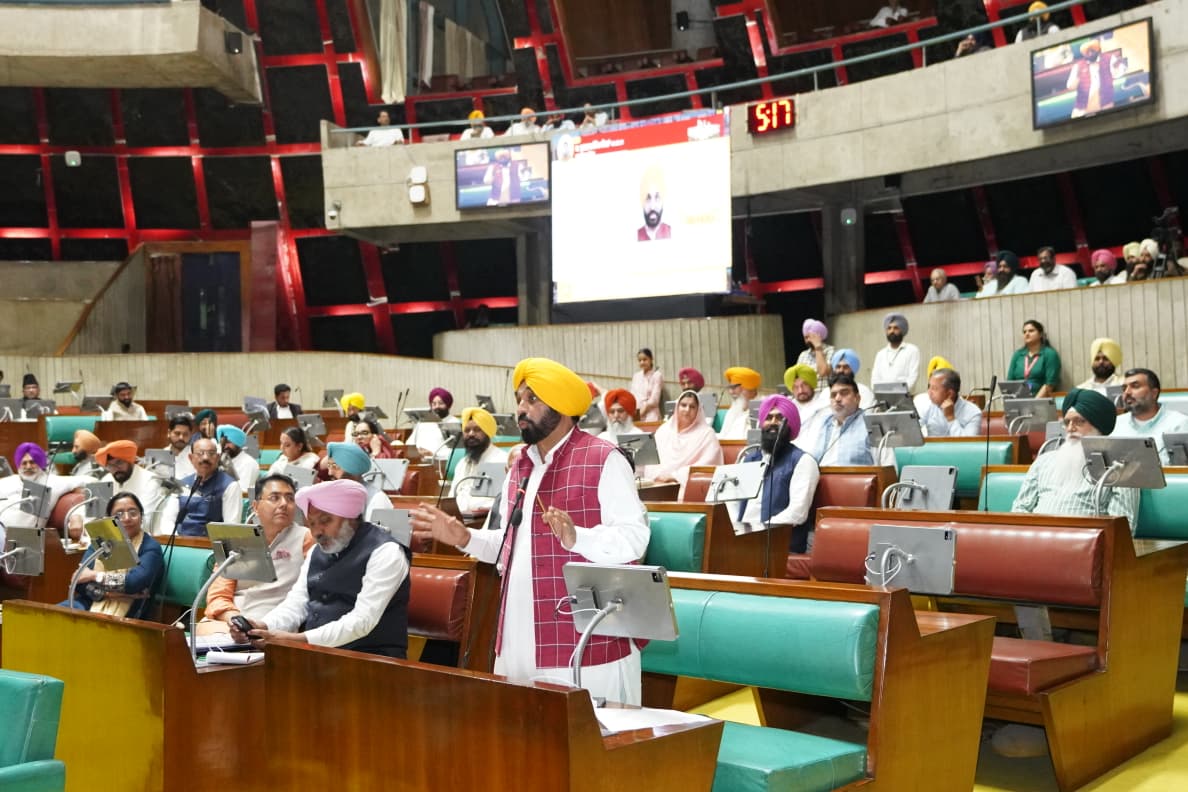 ਅੱਜ ਚੰਡੀਗੜ੍ਹ ਵਿਖੇ ਪੰਜਾਬ ਵਿਧਾਨ ਸਭਾ ਦੇ ਬਜਟ ਇਜਲਾਸ ਦੌਰਾਨ ਕੇਂਦਰ ਦੀ Indo-US Trade Deal ਖ਼ਿਲਾਫ਼ ਸਖ਼ਤ ਨਿੰਦਾ ਪ੍ਰਸਤਾਵ ਪੇਸ਼ ਕੀਤਾ। ਹੈਰਾਨੀ ਦੀ ਗੱਲ ਹੈ ਕਿ ਇਸ ਮਹੱਤਵਪੂਰਨ ਸਮਝੌਤੇ ਬਾਰੇ ਕੇਂਦਰ ਸਰਕਾਰ ਵੱਲੋਂ ਨਾ ਤਾਂ ਕਿਸੇ ਰਾਜ ਨਾਲ ਕੋਈ ਸਲਾਹ-ਮਸ਼ਵਰਾ ਕੀਤਾ ਗਿਆ ਅਤੇ ਨਾ ਹੀ ਕੋਈ ਸਰਬ-ਦਲੀ ਬੈਠਕ ਬੁਲਾਈ ਗਈ। ਇਹ ਤਰੀਕਾ ਸਪੱਸ਼ਟ