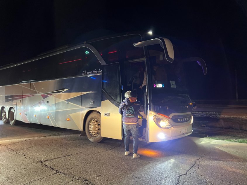 WFP_Syria's tweet photo. Last night #WFP and partner Al-Ihsan provided 2K meals to families returning from #AlHasakeh to #Afrin in #Aleppo. The convoy arrived after midnight. In coordination with the Government of #Syria, meals were distributed so families received support after their long journey. https://t.co/f5RIoSh7e2