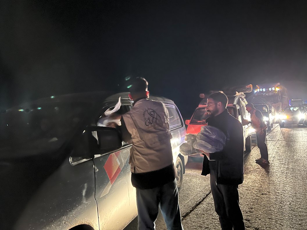 WFP_Syria's tweet photo. Last night #WFP and partner Al-Ihsan provided 2K meals to families returning from #AlHasakeh to #Afrin in #Aleppo. The convoy arrived after midnight. In coordination with the Government of #Syria, meals were distributed so families received support after their long journey. https://t.co/f5RIoSh7e2