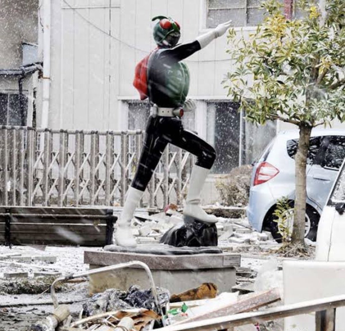 東日本大震災から15年

津波に流されずに立ち続けた石巻市の仮面ライダー像

何年経っても忘れられない