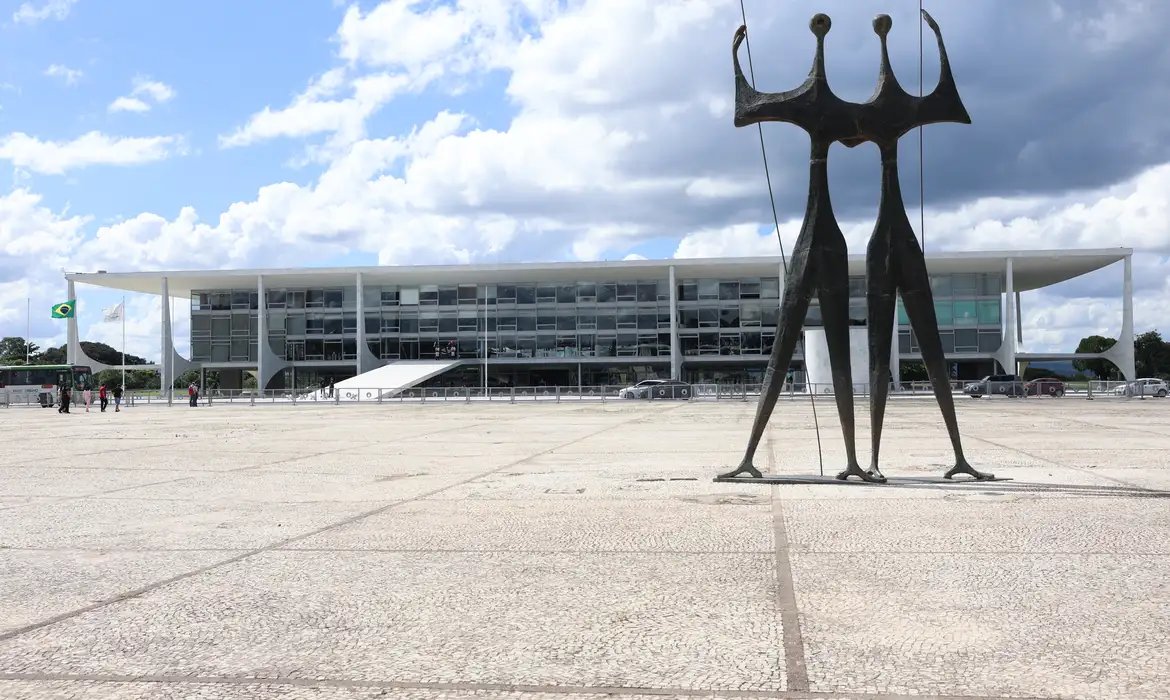 NairoAlmeri's tweet photo. A QUEM INTERESSOU? - Morte de #Sicário. Becos de #Brasília e labirintos das relações de #DanielVorcaro na #PraçaDosTrêsPoderes. Crédito: Valter Campanato/Agência Brasil.
https://t.co/6E5CzXctzZ via @Além do Fato https://t.co/8SyaE9UuDB