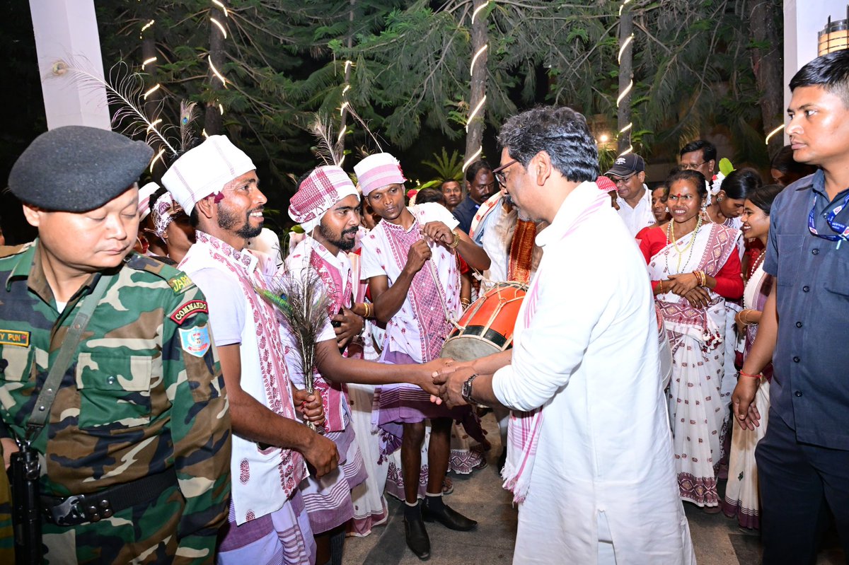 मुख्यमंत्री श्री <a href="/HemantSorenJMM/">Hemant Soren</a> का असम के 
सोनितपुर जिले में स्थानीय आदिवासी समाज के द्वारा पारंपरिक स्वागत किया गया।