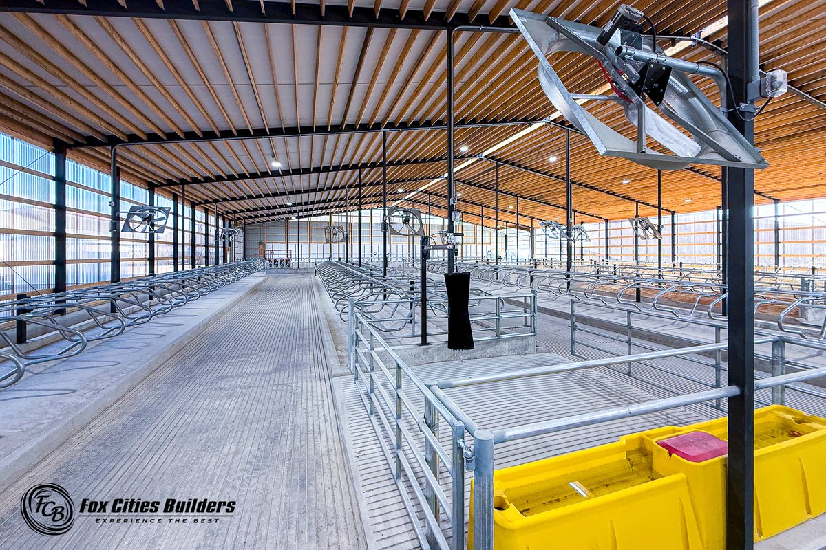 FoxCitiesBuild's tweet photo. Milking startup is officially complete at Edgewood Dairy, and we’re pleased to share a look at the parlor just before the first cows stepped onto the rotary. https://t.co/V94SNCpJfR