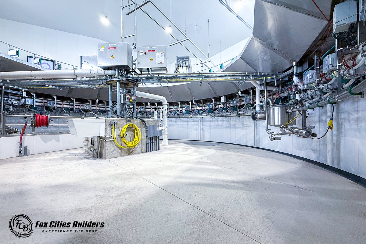 FoxCitiesBuild's tweet photo. Milking startup is officially complete at Edgewood Dairy, and we’re pleased to share a look at the parlor just before the first cows stepped onto the rotary. https://t.co/V94SNCpJfR