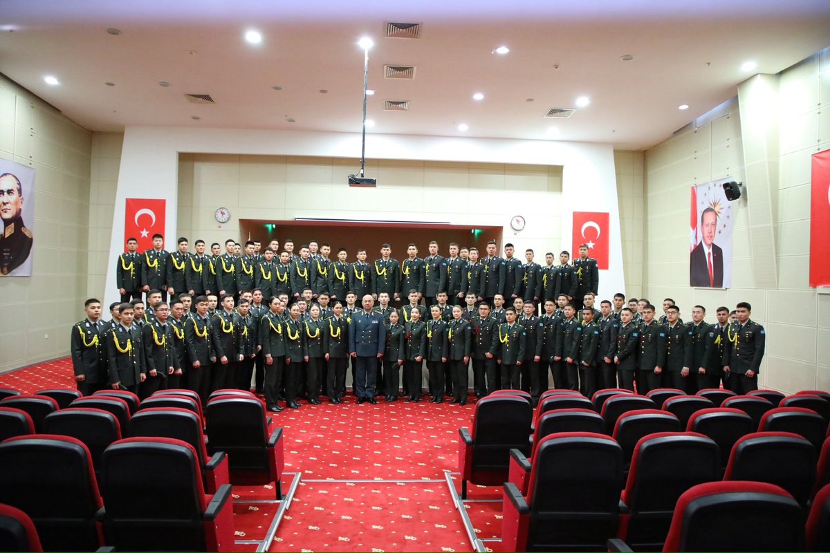 msuedutr's tweet photo. Kara Kuvvetleri Komutanı Orgeneral Metin Tokel ve Kazakistan Cumhuriyeti Kara Kuvvetleri Komutanı Tuğgeneral Mereke Kuchekbayev, Milli Savunma Üniversitesi Kara Harp Okulunu ziyaret ederek Harbiyelilerle iftar yemeğinde bir araya geldiler. https://t.co/BEvAbAln0F