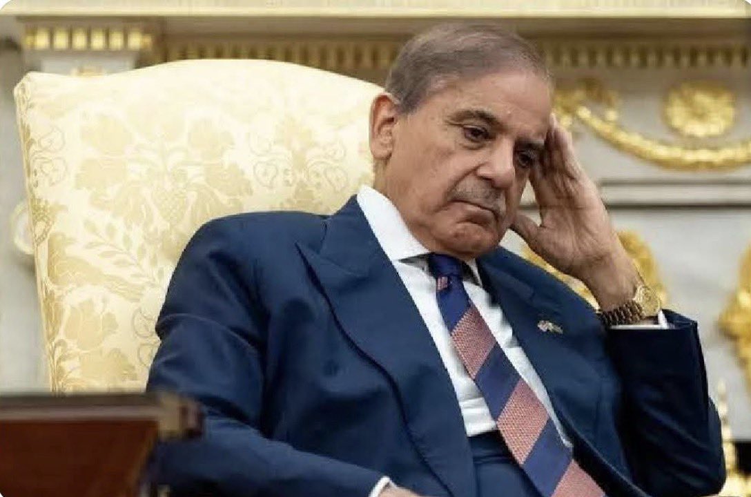 Moonistan's tweet photo. Jo 10 litre Petrol khreede ga us se PM Shahbaaz Sharif Video Call Pr Bat Kryngy 😌 https://t.co/HcsN60SdKy