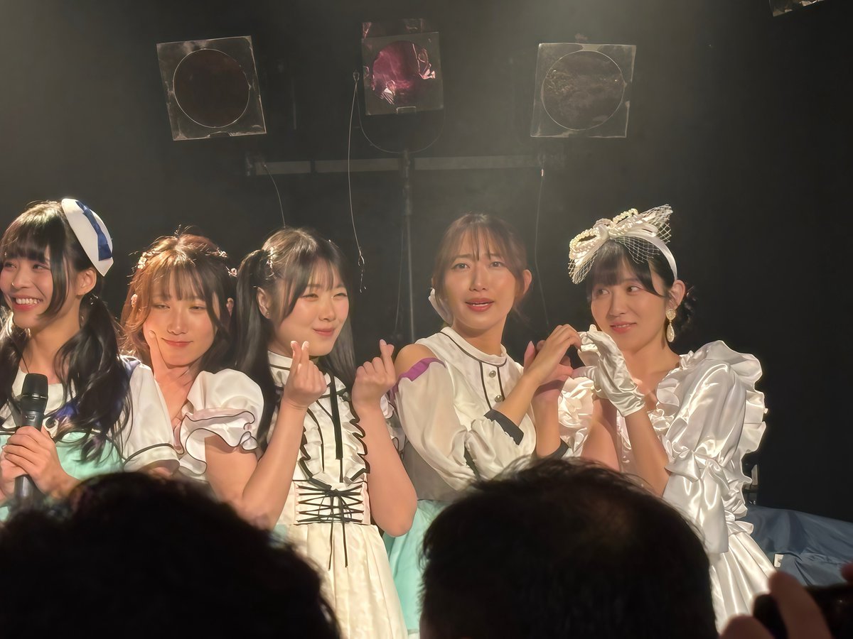 4nb_ex_d's tweet photo. #GreatHuntingNight オープニングアクトの文坂なの 観たさに有給取ったと言っても過言ではない（18:15開演）三曲だけだけどクールかつキュートなステージを振りコピしつつ楽しみました🫶私は1.3曲目の佐々木喫茶曲が好物だけどフュージョンな二曲目"真夏のリュミエール"心地良かったですよね。撮影タイムでの いにしえ永遠？との微笑ましい様子を添えて