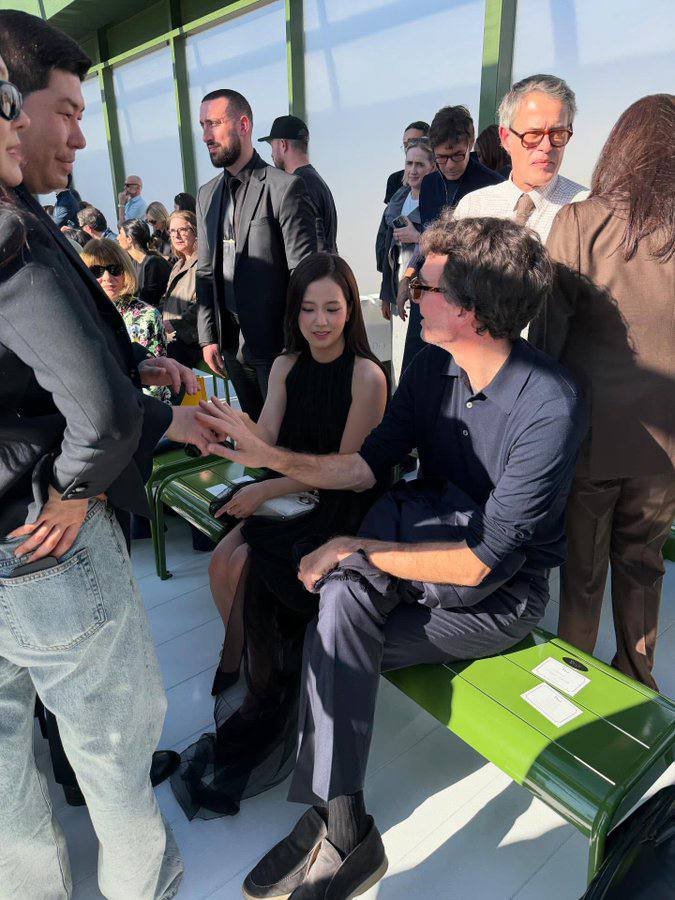 He literally has gf Leave Lisa alone you mf . Also everyone can smile to their brand CEO but Lisa as user whothisd1va doesn't know public etiquettes