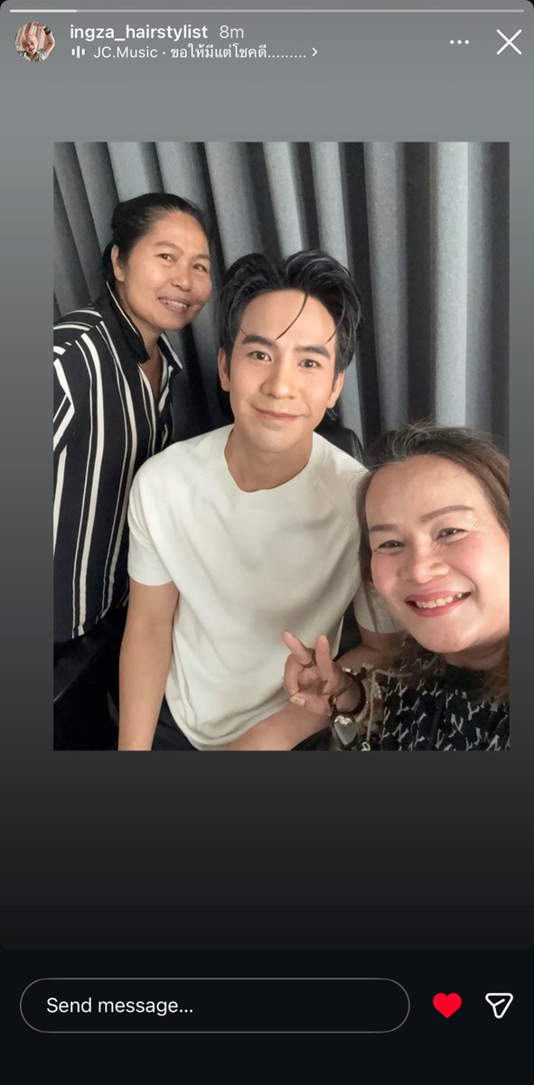 kondeekhonglung's tweet photo. แม่นมอิ้งค์มาทำผมให้ พี่เอ๊ะแต่งหน้าให้เร้กกกก https://t.co/3VzEZV39sM