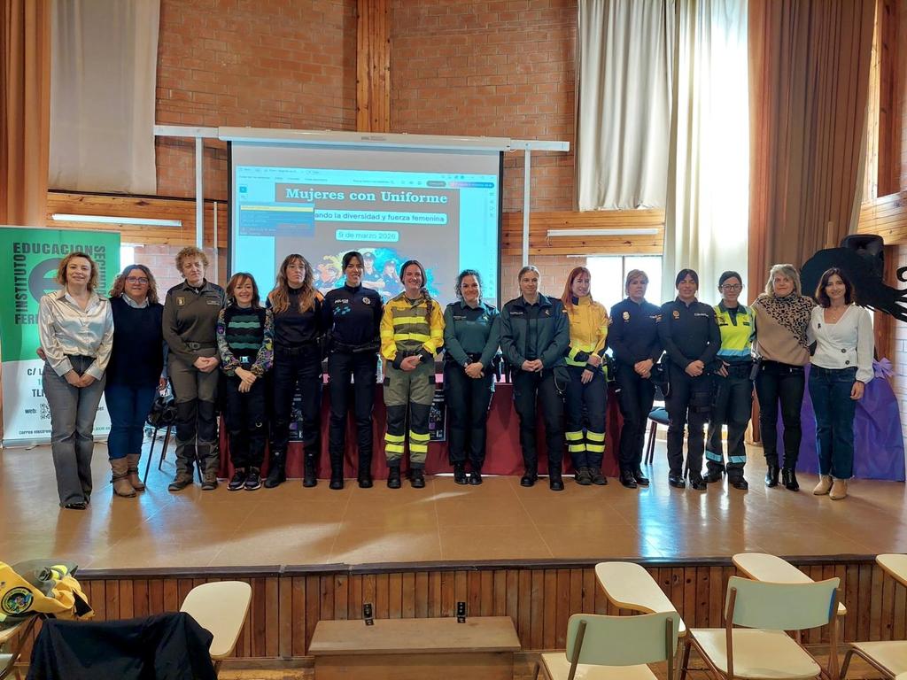 Orgullosos de nuestra compañera representando a las #BRIF en el acto del <a href="/IESZobel/">IES Fernando Zóbel</a> para visibilizar el trabajo de mujeres en puestos como los de bombera forestal de las #BRIF del <a href="/mitecogob/">Transición Ecológica y Reto Demográfico</a>
Único cuerpo de actuación estatal de #BomberosForestales
#MujeresconUniforme