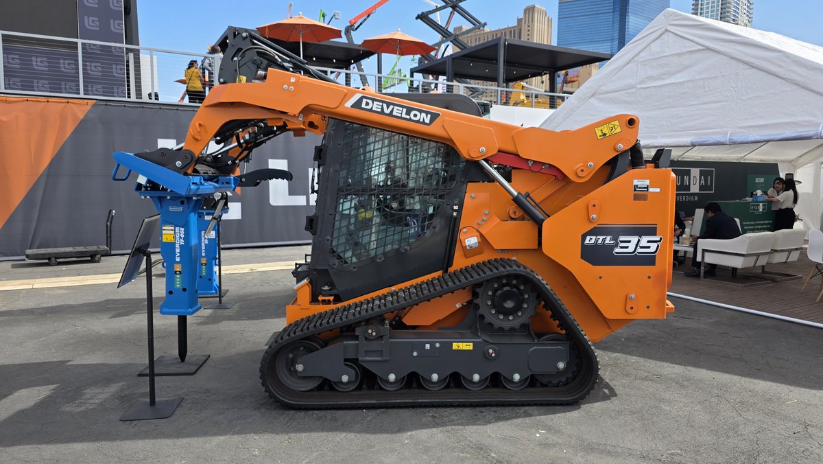 EquipEast's tweet photo. #DEVELON #DTL35 #CompactTrackLoader
#EquipmentEast #CONEXPO https://t.co/PcFH2nHige