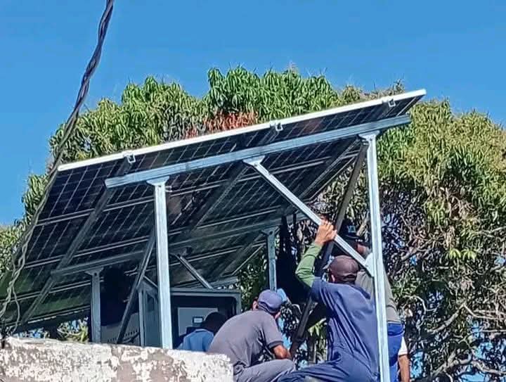 La instalación de paneles solares en el Hogar de Ancianos Clodomira Acosta, en #SanLuis, contribuirá a reducir costos de electricidad, mejorar la sostenibilidad del centro y proporcionar un ambiente más confortable para trabajadores y residentes 
#CubaPorLaVida 
#SantiagoDeCuba