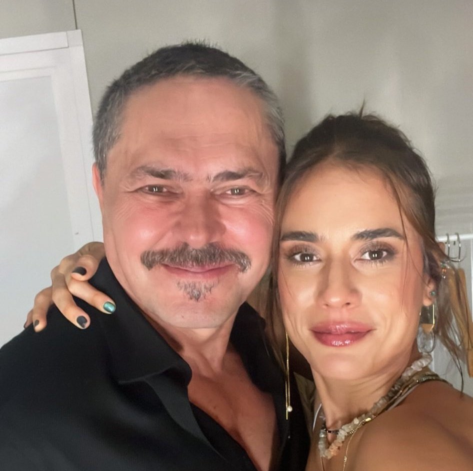 Se tomaron un guaro, bailaron una salsa y ya hicieron las pases en el más allá... Por siempre la firma y el garfio💗💗💗