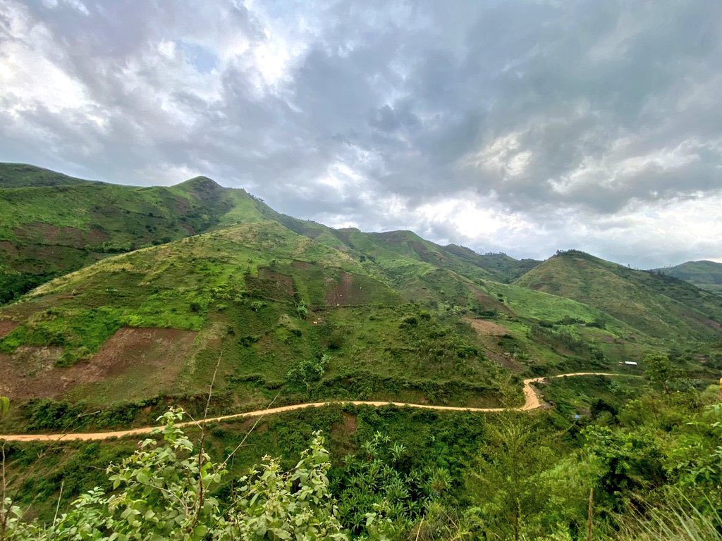 gloiremurhigisi's tweet photo. #RDC 🇨🇩 |  #SudKivu
Escarpement de #NGOMO la RDC est un paradis sur terre 🥰 💙❤️💛 https://t.co/rwzubrACh3