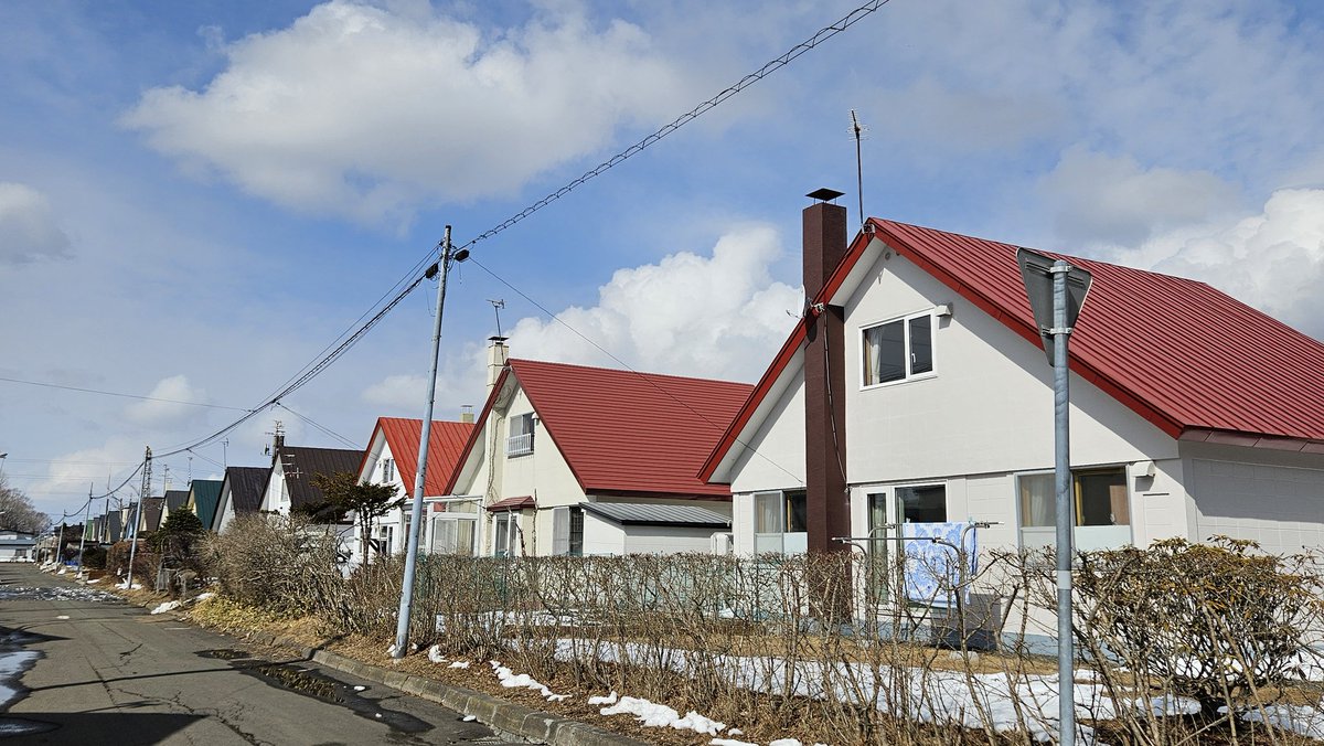 ずらりと並ぶ三角屋根のおうち。
昭和30年代後半から40年代に道内各地で建てられたブロック造りの住宅で、私の友達の家もこの家があった。
当時は高度経済成長時代。友達の父親が「住宅ローンの支払いが月7千円」と言ってたが組んだ当時はキツかったが10年経つとこの金額は楽だと。貨幣価値激変時代か