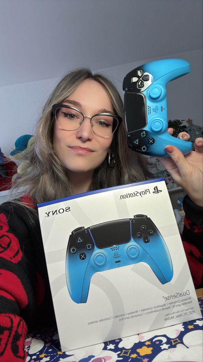 Chocobollit0's tweet image. Gracias a @PlayStationES por el DualSense Hatsune Miki Ver 🩵quiero decir… Hyperpop Rythm Blue! 

#regalo