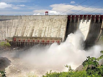 Guayana es un gigantesco cementerio industrial después de 26 años de abandono y corrupción. Empresarios privados, trabajadores, todo el espectro político del país y la sociedad civil guayanesa, debemos repensar el Programa de Guayana para el siglo que corre ¡Manos a la obra!