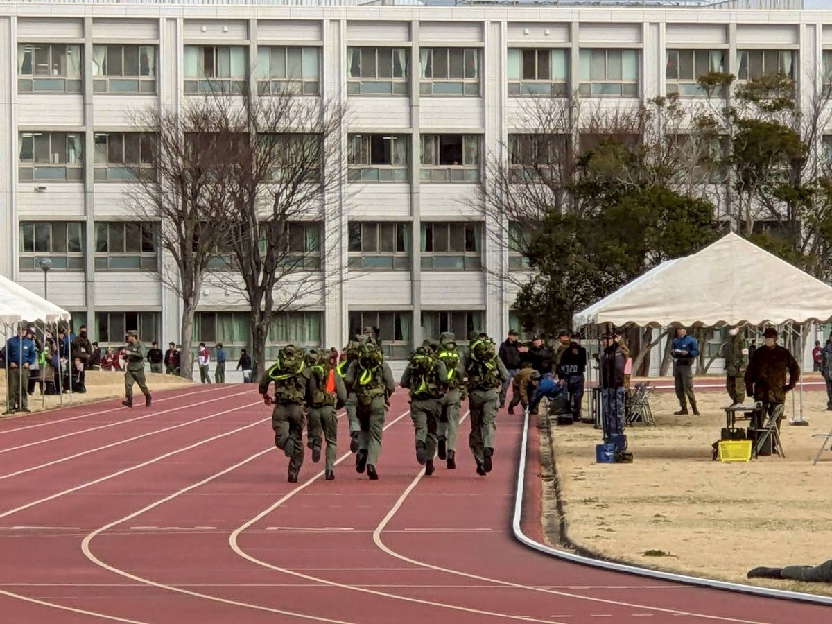 ndachiba's tweet photo. 断郊競技会 71期

令和8年3月6日　
3学年の #断郊競技会 の応援に行ってまいりました。声を掛け合ったり、先に走る学生が後ろの仲間を蛍光ベルトに掴まらせて牽引するなど、皆で協力してゴールを目指す姿に感動しました✨😭
 #防衛大学  #防大 https://t.co/ZFIVjB0FW3