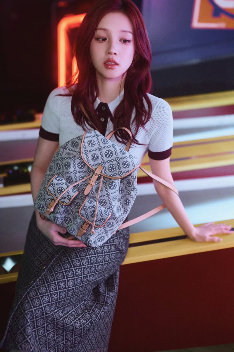 LoveYuqi990923's tweet photo. 260310 #ToryBurch 🥿👜✨
#TMONOGRAM Denim Backpack :
The signature T Monogram jacquard lends vintage charm to textured denim.
#우기 #YUQI #ウギ #宋雨琦 https://t.co/5mbFZDCZfX