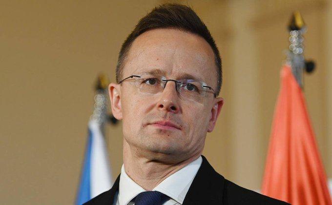GeertJeelof's tweet photo. 🇭🇺🇺🇦 Er is paniek in Kiev over geld.

De Oekraïners ontboden de Hongaarse ambassadeur en eisten de teruggave van bundels valuta en goud die onlangs in Hongarije in beslag waren genomen.

Maar ze zeggen niet waar het geld vandaan komt.

Hongaarse minister van Buitenlandse Zaken Szijjártó: 

"Wij eisen dat de Oekraïners onmiddellijk antwoord geven op onze vragen. 
Wat deden die honderden miljoenen euro's en dollars aan contant geld in Hongarije, waarom werden ze naar Hongarije overgebracht en waarvoor werden ze gebruikt?"

Wat is de rol van de 🇪🇺 @EU_Commission in dit geld- en goudconvoy?