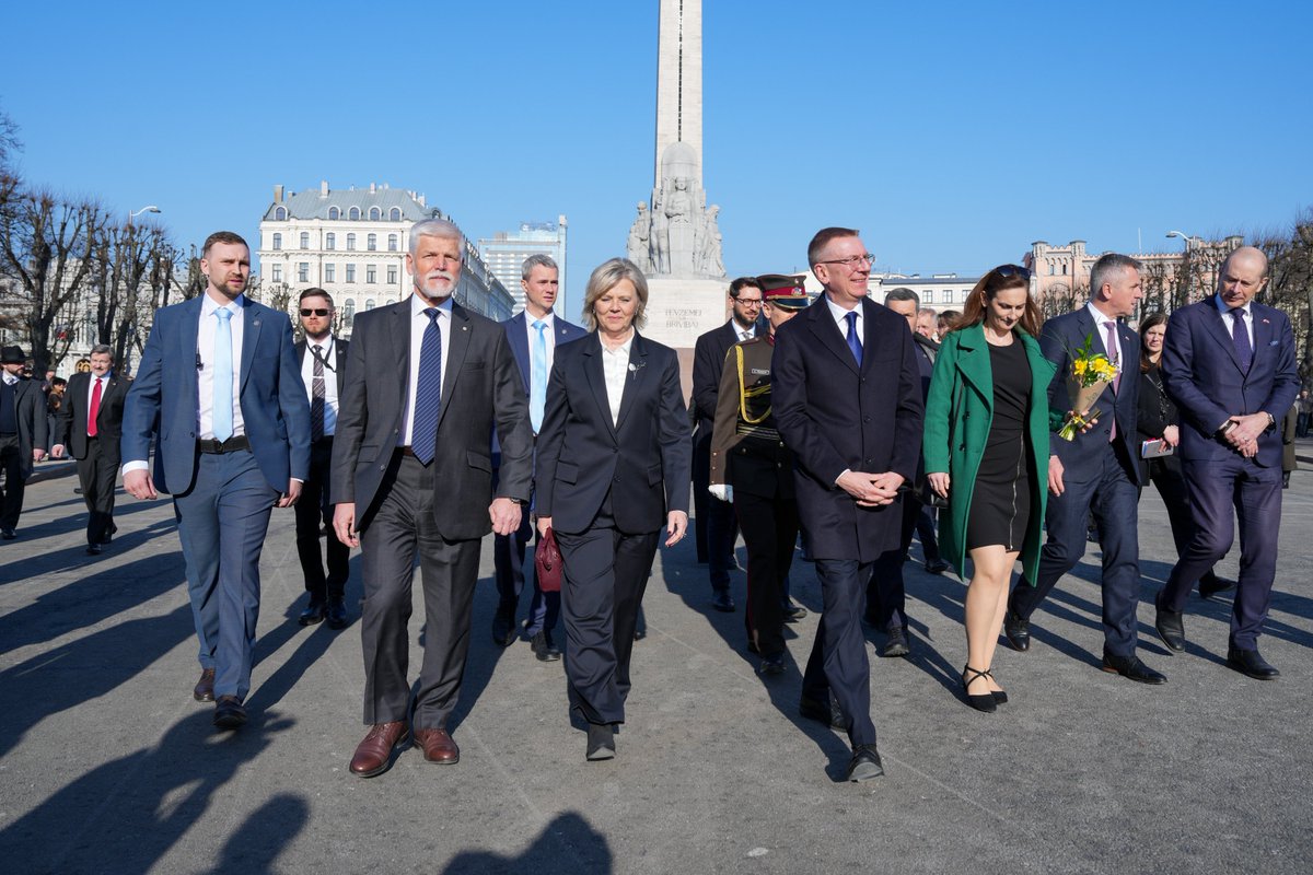 10. martā Valsts prezidents <a href="/edgarsrinkevics/">Edgars Rinkēvičs</a>, Čehijas prezidents <a href="/prezidentpavel/">Petr Pavel</a> un dzīvesbiedre Eva Pavlova piedalījās svinīgā ziedu nolikšanas ceremonijā pie Brīvības pieminekļa.
📸 flic.kr/s/aHBqjCMBQa