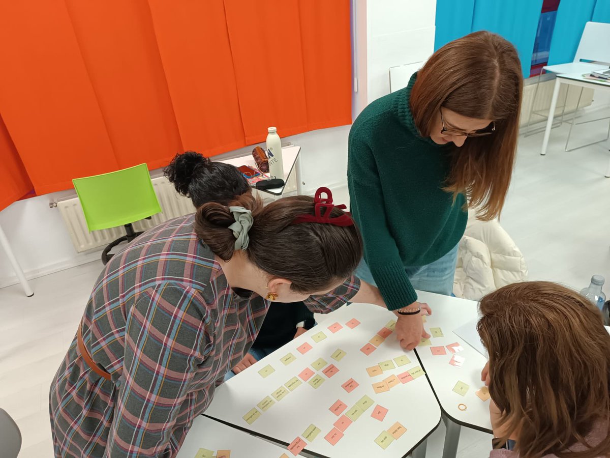 IesArca's tweet photo. En este seminario hemos aprendido cómo enseñar español desde cero, utilizando, además de la teoría, dinámicas, juegos y actividades que hacen del aprendizaje algo más cercano, participativo y motivador, con el fin de acompañar mejor a nuestro alumnado 🎲 📚💬.
@cfievalladolid https://t.co/Q6cOX7OBlU