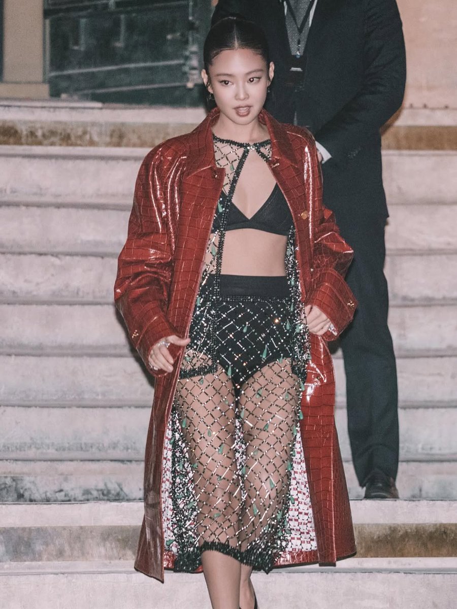 NEWSJENNlE's tweet photo. 📸 260310 #JENNIE  at the CHANEL Fall Winter 2026 collection show (via alden_chenyin) https://t.co/O2iZ8bV6ck