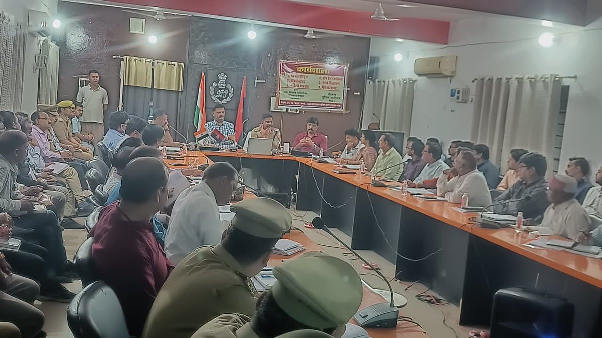 maupolice's tweet photo. जिलाधिकारी मऊ व पुलिस अधीक्षक मऊ द्वारा पुलिस लाइन में स्थित मीटिंग हाल में उत्तर प्रदेश पुलिस सब इन्सपेक्टर-2025 की परीक्षा को सकुशल सम्पन्न कराए जाने हेतु ड्यूटी मे लगे समस्त अधिकारी/कर्मचारियों को ब्रीफ करते हुए दिए गए आवश्यक दिशा निर्देश दिये गये ।
@Uppolice https://t.co/itwe4YJoNr
