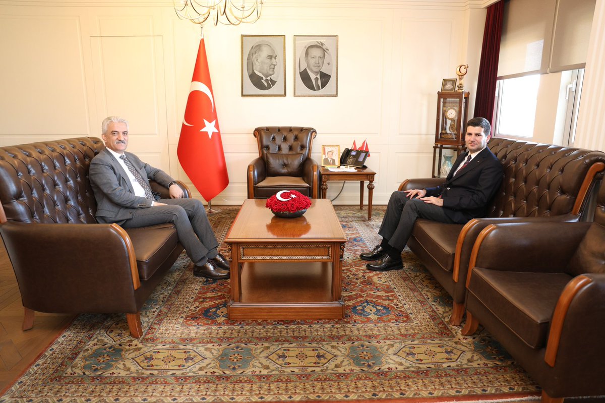 ayyildirim1's tweet photo. Düzce Valisi Sayın Mehmet Makas’ı ziyaret ettik. Gösterdikleri misafirperverlikten dolayı teşekkür ediyor, çalışmalarında kolaylıklar diliyorum. 🇹🇷🇹🇷🇹🇷 https://t.co/rvNFeR9J6T