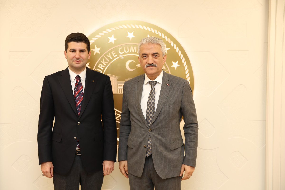 ayyildirim1's tweet photo. Düzce Valisi Sayın Mehmet Makas’ı ziyaret ettik. Gösterdikleri misafirperverlikten dolayı teşekkür ediyor, çalışmalarında kolaylıklar diliyorum. 🇹🇷🇹🇷🇹🇷 https://t.co/rvNFeR9J6T