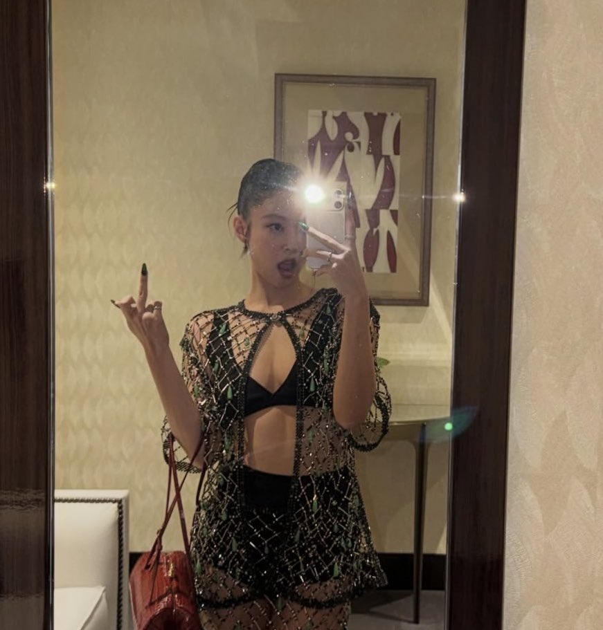 jennie sendo cancelada pq a OA vai processar quem espalhar fake news no nome dela e agora sendo cancelada pq ela postou essa foto dps do q aconteceu em paris kkkkkkkkkkkk eu fico pasmo em como  uma mulher de 1,63 consegue gerar tanto c mínimas coisas