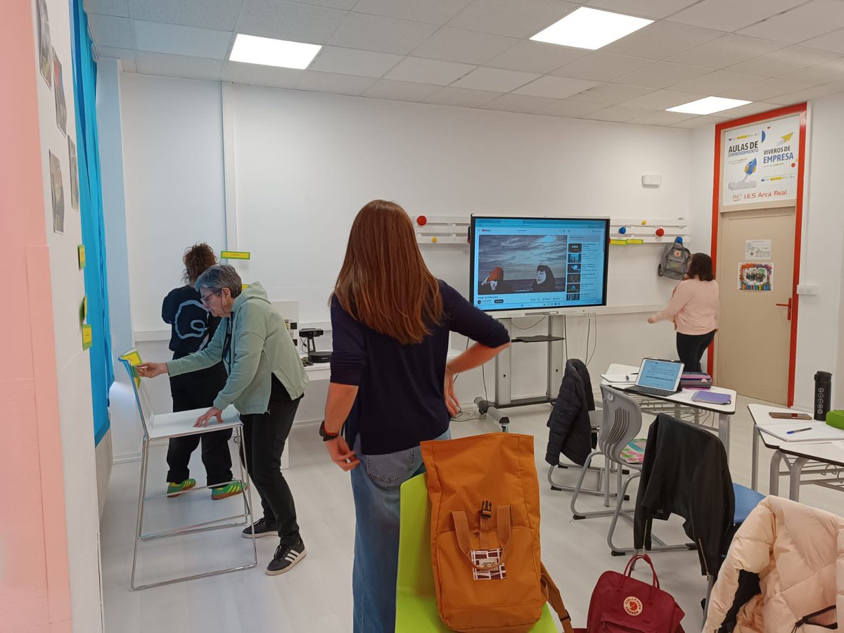 IesArca's tweet photo. Muchos de nuestros alumnos llegan sin conocer el idioma y de un día para otro deben enfrentarse a clases, contenidos y rutinas en una lengua que aún no entienden, siendo el aprendizaje del español la puerta de entrada a todo lo demás 🌍. https://t.co/PsTOAb5DG1
