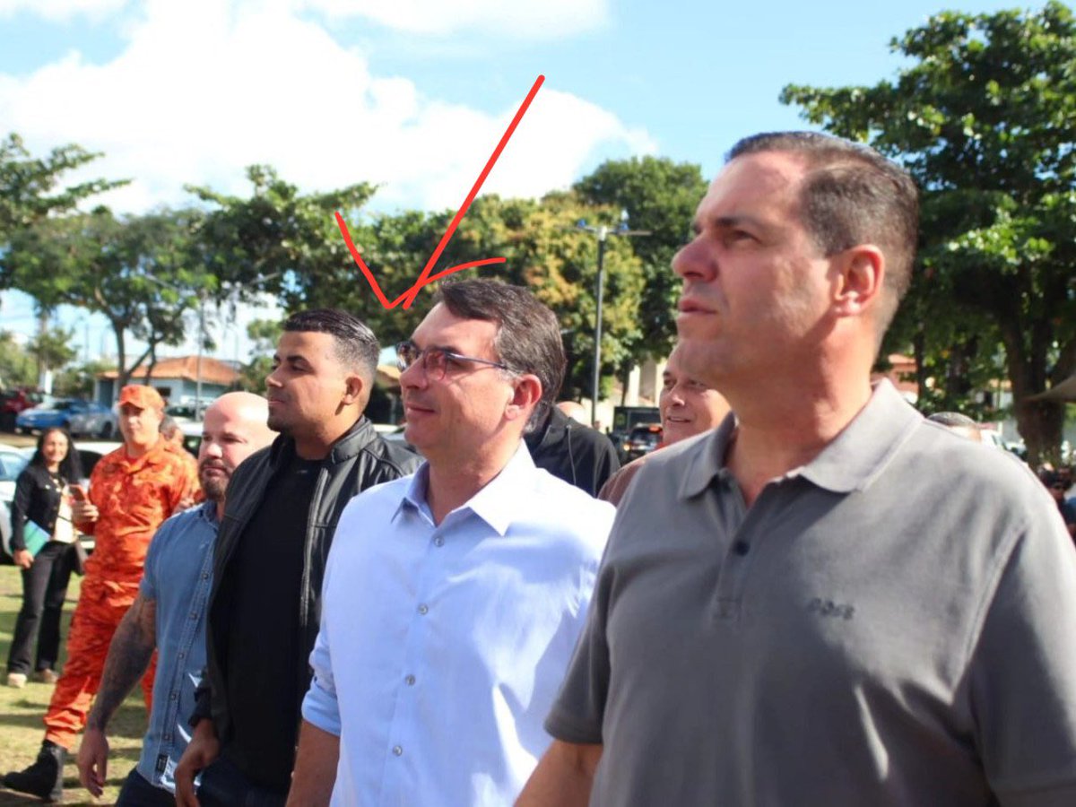 Um dos três presos pela PF no Rio de Janeiro é aliado de Flávio Bolsonaro. Mais um amigo envolvido com Comando Vermelho.