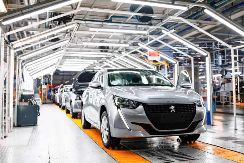 🔴 PEUGEOT FRENA OTRA VEZ SU PLANTA EN EL PALOMAR: SUSPENDE TODA LA PRODUCCIÓN DEL 208

• La fábrica volvió a paralizar su actividad para ajustar stock y producción.
• Caen ventas y exportaciones a Brasil: el Peugeot 208 se desplomó 41,5% en el año.