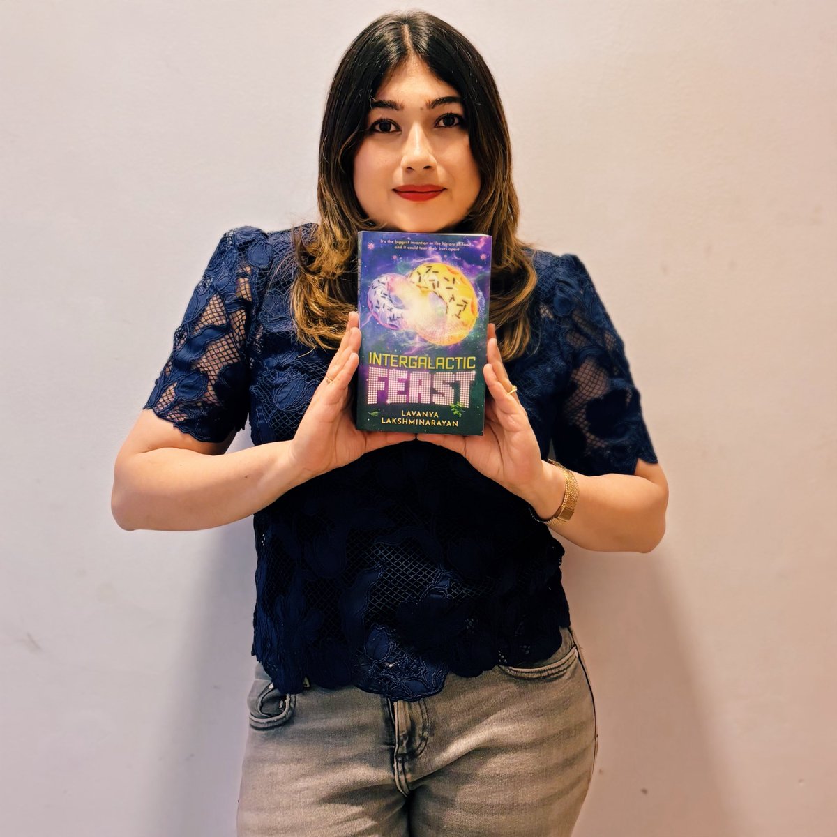 lavanya_ln's tweet photo. INTERGALACTIC FEAST is out in North America!

It’s the sequel to Interstellar MegaChef, with more Serenity Ko shenanigans, more secrets sneaking up on Saras… and all the food in the galaxy 🍩🚀

I’m super excited to be sharing this book with you!

A 🧵 of gratitude! But first… https://t.co/ZAOpqe6TCi
