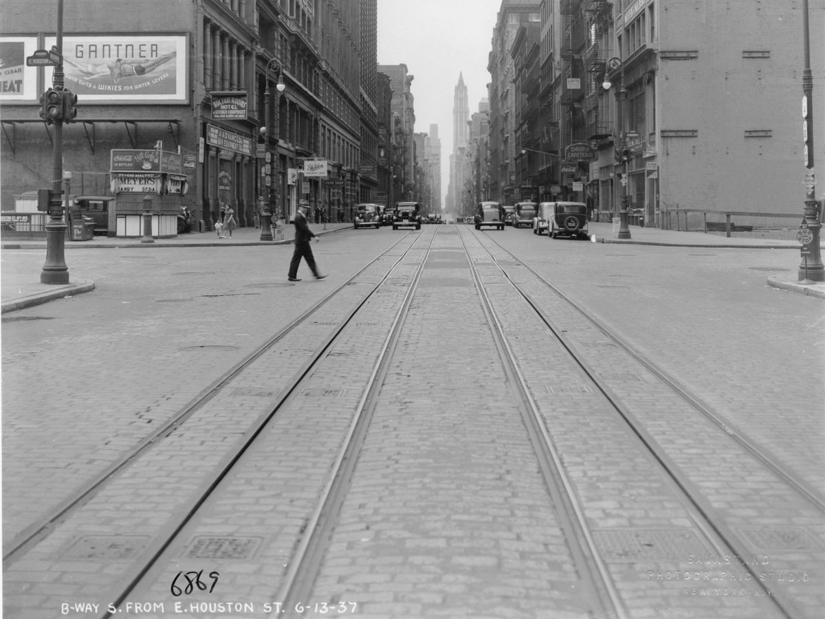 DezSantanaPhoto's tweet image. NYC: Then &amp;amp; Now
Broadway &amp;amp; Houston Street, 1937 ~ 2026
#nyc #thenandnow