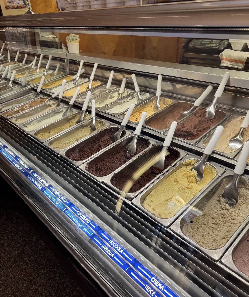 อันนี้ออกตัวว่าไม่มีความรู้เรื่องเจลาโต้ แต่เป็นนักกินเฉยๆ

เคยถามคนอิตาลี ทำไมเจลาโต้บางที่ปิดฝา ทำไมหลายๆที่ขายแบบฝาเปิดเรียงๆ เขาบอก เรื่องคอนเทนเนอร์ ไม่ได้สำคัญเท่ากรรมวิธี ผลิต (ฝาปิด/เปิดช่วยแค่เรื่องรักษาอุณหภูมิ) 

ร้านเจลาโต้ถ้าอยากกินแบบดั้งเดิมจริงๆ