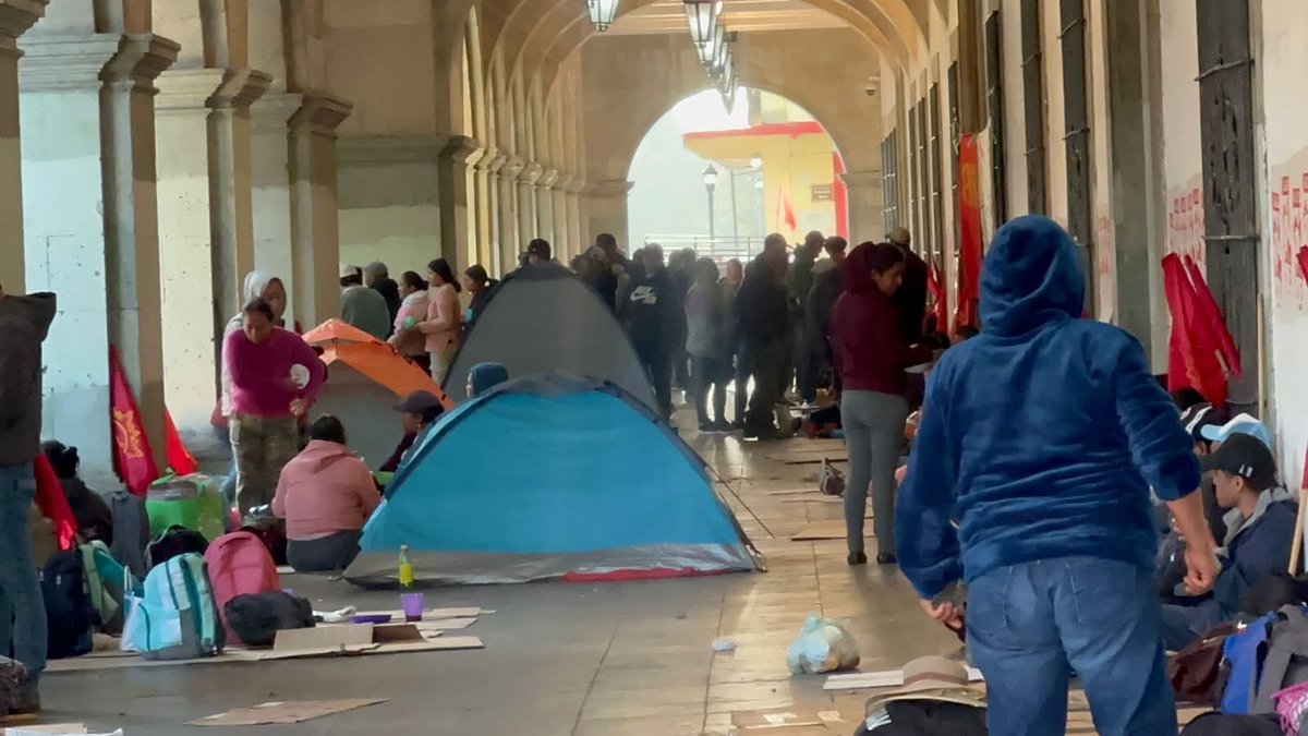 libertadoaxnews's tweet photo. 🪧🟥#Almomento | #Actualización
#SolRojo mantiene plantón y bloqueos en el Centro de #Oaxaca; exige mesa de diálogo con autoridades.
👉🏼 Integrantes de la organización social Sol Rojo mantienen este 10 de marzo su plantón en el zócalo de la ciudad de Oaxaca como parte de su jornada de movilización en la que exigen atención a diversas demandas sociales, justicia y la presentación con vida del activista Ernesto Sernas García.
La protesta inició el 9 de #marzo con una marcha en la capital del estado, tras la cual los integrantes de la organización decidieron instalarse en plantón indefinido en la plaza central, donde permanecieron durante la noche y continúan concentrados este martes.
https://t.co/AHv2IHS4mM