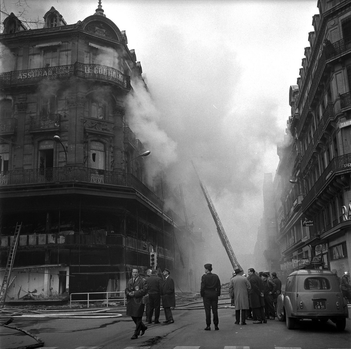 ToulouseArchive's tweet photo. Ephéméride toulousaine 📅 11 mars 1964. Incendie du grand magasin "Au Printemps" situé 47 rue d'Alsace-Lorraine, à l'angle du square Charles-de-Gaulle. Ce cliché est extrait d'un reportage d'André Cros dont les Archives @Toulouse conservent le fonds photographique.
📸 53Fi3179. https://t.co/ULuQcIUVZF