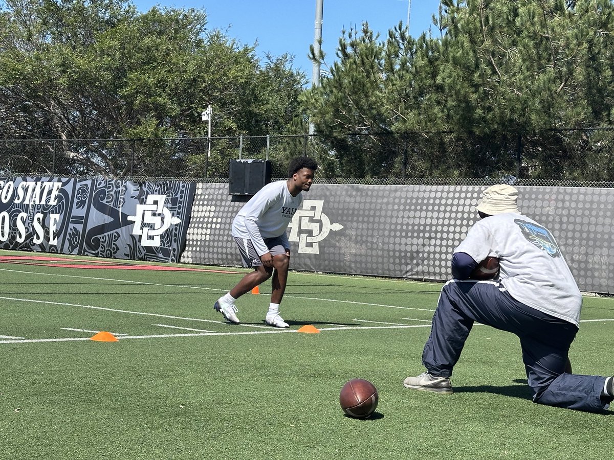 WematterChrisW's tweet image. Midterms done ✅ Body in motion ✅ Spring break isn’t a getaway, it’s a head start. Every rep builds excellence. 🏈📚 #YaleFootball #NoDaysOff
