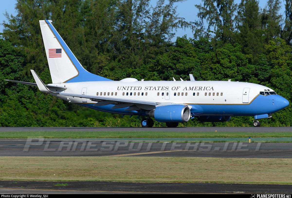 Fuerza Aérea 🇺🇲 C-40B registro 01-0040 llegó hace minutos a Puerto Rico en vuelo SAM449. Éste es el mismo que avión que usó el Secretario de Energía 🇺🇲 Chris Wright en su reciente visita a Caracas y el mismo que usaron el General Donovan y Joseph Humire.