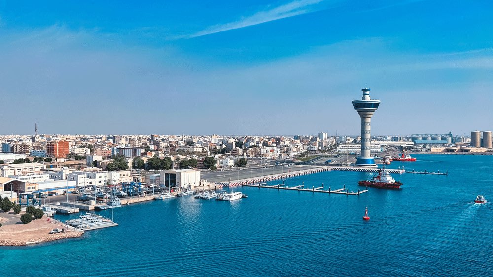 🔴 موانئ السعودية على البحر الأحمر

لماذا تُعد هذه الموانئ من أهم البنى اللوجستية في المنطقة؟

تمتد سواحل المملكة على البحر الأحمر لأكثر من 1800 كيلومتر، وعلى طول هذا الامتداد تنتشر مجموعة من الموانئ الاستراتيجية التي تشكل منظومة لوجستية متكاملة تربط التجارة العالمية بالأسواق