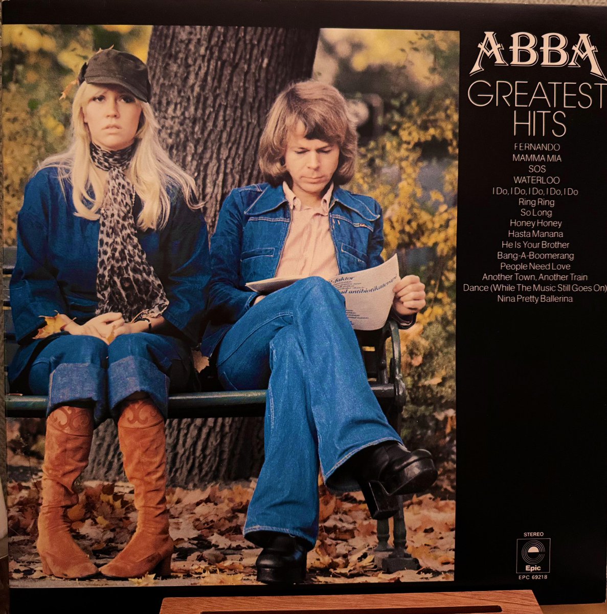 RecordCollect10's tweet image. #NowPlaying #Abba and their 1976 UK No 1 album #GreatestHits

Their first of 8 consecutive No 1 albums, it sold 2.6 million copies in the UK and was the 46th best-selling album of all time in the UK (no mean feat considering ABBA Gold is the 2nd best selling album in UK history)
