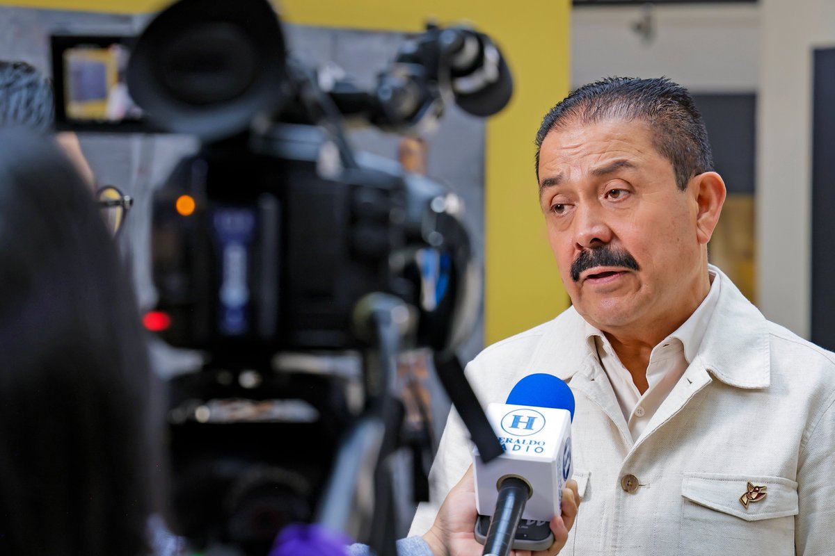 SeducEdoMex's tweet image. 📻 El Secretario Miguel Ángel Hernández Espejel conversó con Heraldo Radio sobre el trabajo que se realiza para fortalecer la infraestructura educativa en el Estado de México.

🏫 Más y mejores espacios para garantizar el derecho a una educación digna.

#ElPoderDeLaEducación ✨