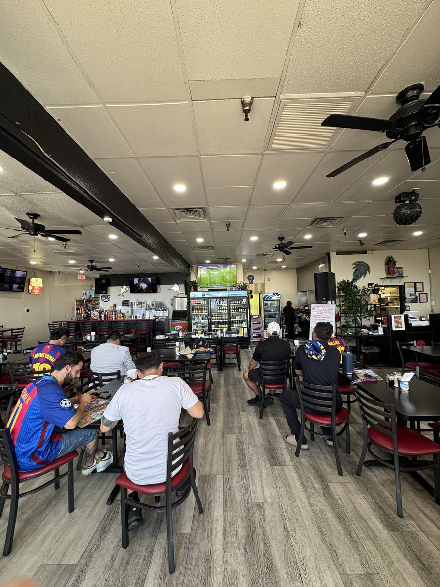 fcb_fresno's tweet photo. Saludos amigos! La Penya Blaugrana de Fresno apoyando al Barça como siempre! 
Un fuerte abrazo a Marc y todos en #TUDN! VISCA EL BARÇA! 💙❤️
@marccrosas @Paco_Villa_ @cantogoles @elchefhugord @TUDNUSA @VIX #FCBFresno #NewcastleBarça #ChampionsEnVIX https://t.co/gErPPU9hpT