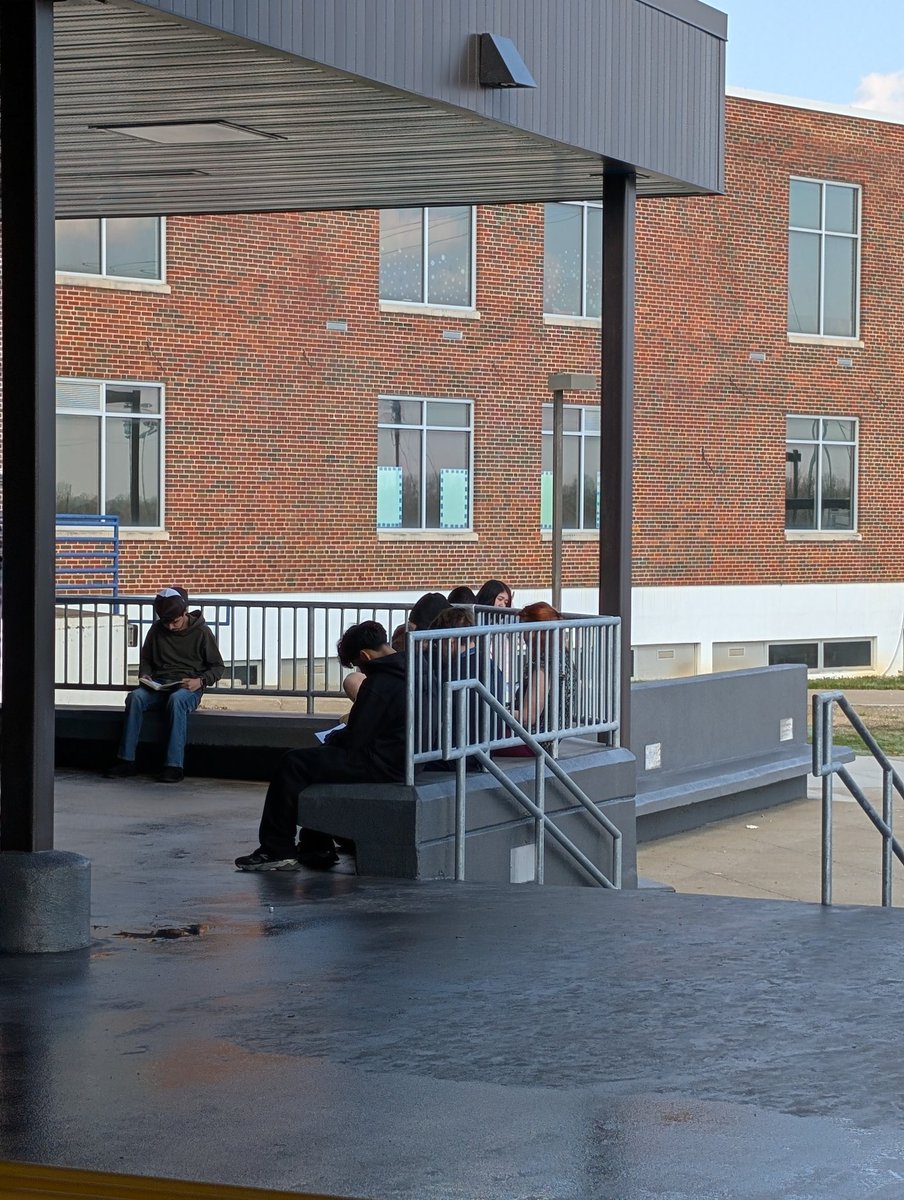 DrPenK's tweet image. What a beautiful sight to see upon my arrival @RaytownSchools @RaytownHigh. Students enjoying the beautiful weather, while reading! As I entered the building, I also encountered students preparing for a "Book Party." I'm here for ALL of this! Love it!

#readingtime #readingisfun