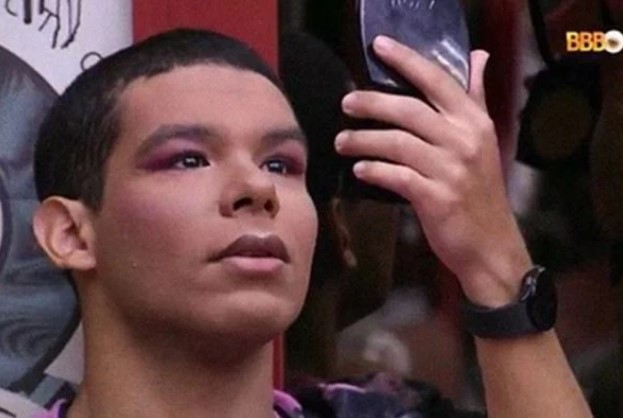 virtualboygabs's tweet image. #BBB22: Vyni toma esporro da produção ao tentar filmar pênis de Eliezer.

O influenciador tentou tirar uma foto do órgão genital de seu aliado e viu seu nome aparecer em uma das telinhas do programa.

Leia: cutt.ly/qAYcqsx