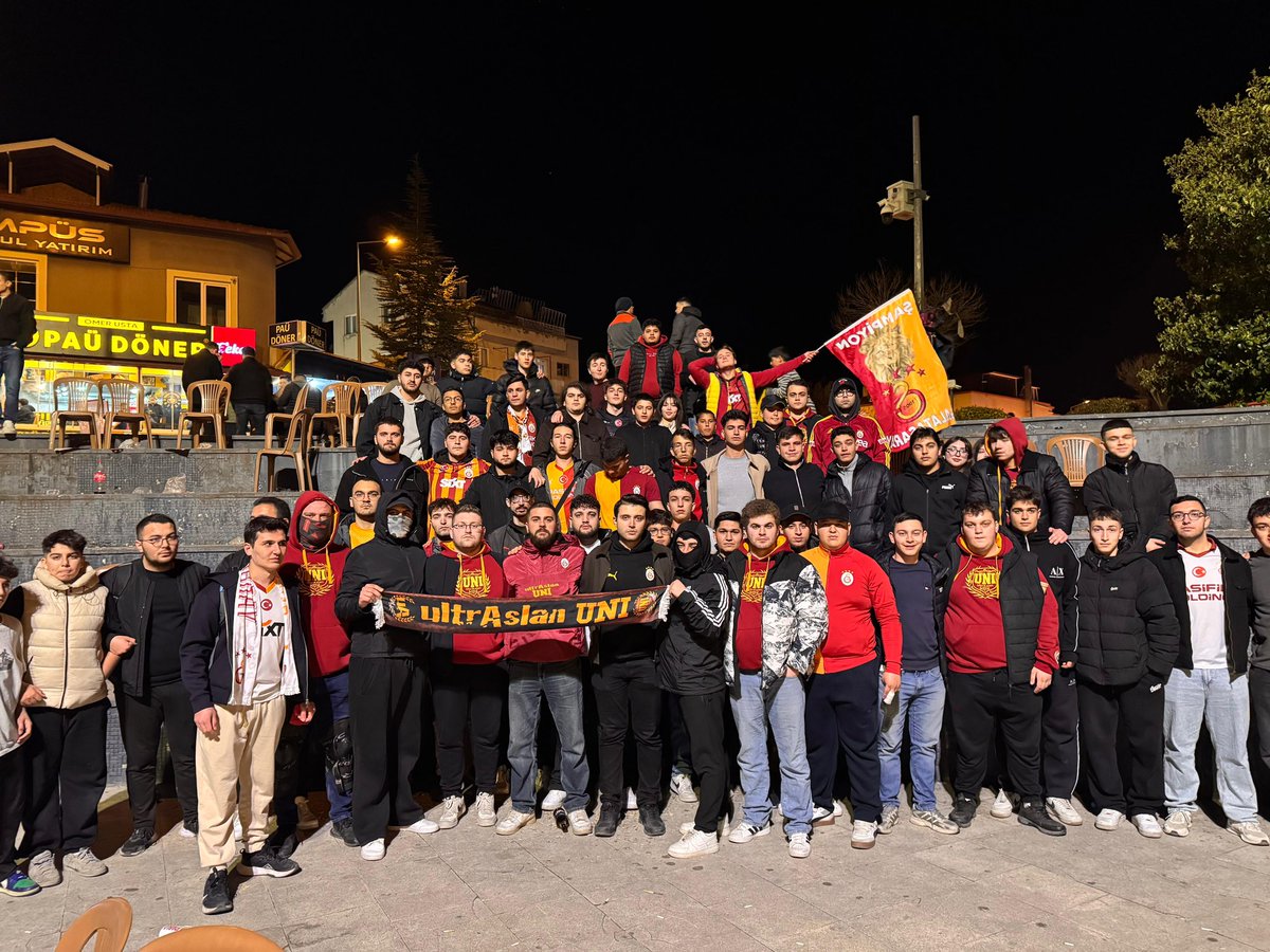 uAUNIPamukkale's tweet photo. CİMBOMLA KİMSE BAŞA ÇIKAMAZ !

Galatasaray’ımızın liverpool maçını  hep beraber omuz omuza izledik !
#ultrAslanUNI https://t.co/8wwvD54TEK