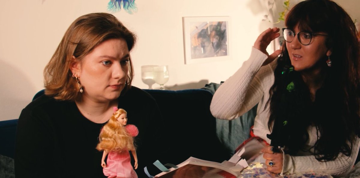 Ostatnio z wiadomych względów nie nagrywam, ale dotarło dziś do nas pierwsze wideo Zmęczonych życiem i bolą mnie już palce od robienia stopklatek. Ale nadal to mniejszy ból niż czytanie pewnego poradnika i omawianie go przed kamerą XD Miny adekwatne do treści :3 <a href="/kayaherrr/">Kaya Herman</a> <3